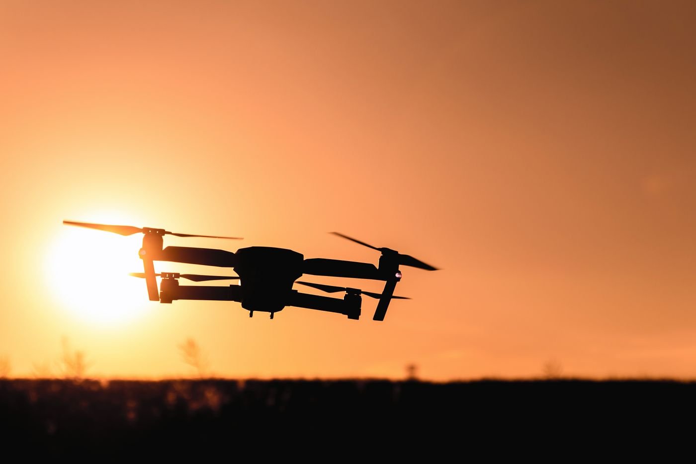 Lot dronem nad placem budowy